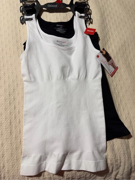 Skinnygirl Other - Skinnygirl White & Black Seamless Camisole Pair